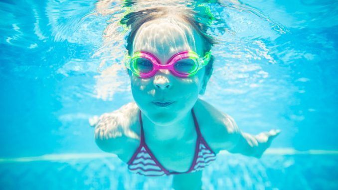 What effect chlorine from swimming pools has on the eyes